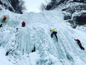 北海道アイスクライミング  層雲峡ブルーウルフにて北海道山岳ガイドとのガイド研修会