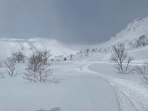 北海道、バックカントリー　ニセコエリア　イワオヌプリ　ガイドオフィスタクト BCツアー