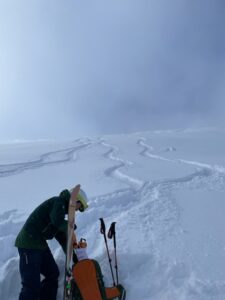 札幌国際スキー場から朝里岳周辺バックカントリーエリア、たくさんのオープン斜面とパウダーエリアが広がるBC人気のエリアです。