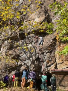 義経岩のにぎわい
洞爺湖　ロッククライミング 